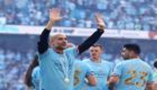 غوارديولا يتذكر محمد صلاح في احتفالات مانشستر سيتي.. والسبب مدافعه