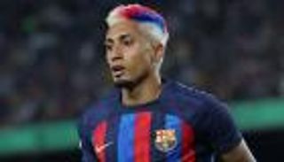 قادم من البريميرليغ.. احتفال غريب لرافينيا بعد تتويج برشلونة (فيديو)