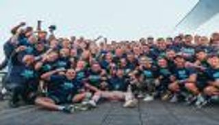 من الفندق.. لحظة احتفال لاعبي مانشستر سيتي بلقب البريميرليغ (فيديو)