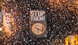 جانب من الاحتجاجات الليلة في تل أبيب