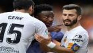 فينيسيوس جونيور يتهم صحفيا بالغباء بعد واقعة العنصرية (فيديو)