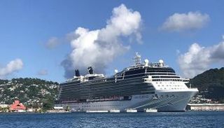 سفينة سياحية ضخمة 