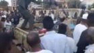 سودانيون يسلمون عناصر من "الدعم السريع" للجيش.. هل حقا؟