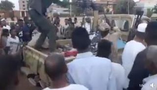 مشهد من المقاطع المنشورة التي تدعي تسليم عناصر من الدعم السريع حديثا للجيش