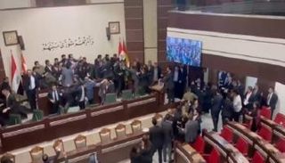 جانب من المقطع المتداول للعراك في برلمان كردستان العراق