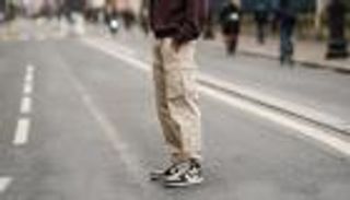 موضة الرجال في صيف 2023.. "ملابس العمال وصندل الصيادين"