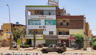 مسلحون في منطقة مدنية بالخرطوم 