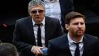 بين السعودية وبرشلونة.. ماذا يفضل والد ميسي؟