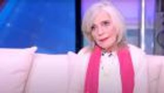 عارفة عبدالرسول تعلق على صورتها بالمايوه.. وتؤكد: لم أعش طفولتي