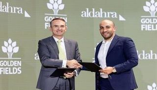 جانب من توقيع الاتفاقية بين