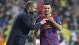 غوارديولا يقلل من موسم برشلونة مع تشافي ويتنبأ بمستقبل بوسكيتس