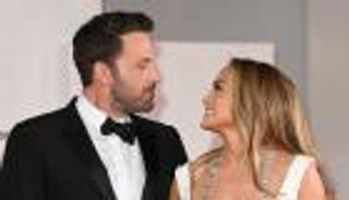 جينفر لوبيز وبن أفليك يردان على شائعة انفصالهما بـ"قُبْلة" (صور)