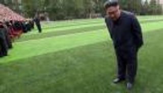 رجل أجبر زعيم كوريا الشمالية على الانحناء له