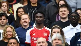 بوكايو ساكا بقميص أرسنال الجديد 