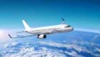 رجل يفتح باب طائرة في السماء.. فيديو للموقف المرعب