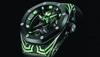 الساعة بيعت في مزاد عالمي بدبي