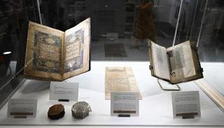 وثائق نادرة في معرض أبوظبي للكتاب