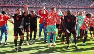 جواو كانسيلو يحتفل بلقب الدوري الألماني