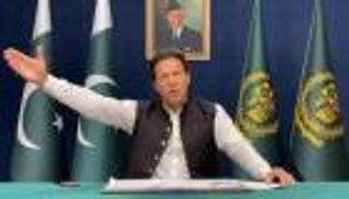 عمران خان.. معاناة بين فكي "المحاكمات" و"التضييق" 