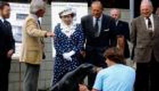 مخطط اغتيال ولافتة على طائرة.. أسرار من حياة إليزابيث الثانية (فيديو)