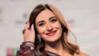أمينة خليل تتألق في مهرجان كان 2023.. فستان كلاسيكي وفتحة بارزة (صور)