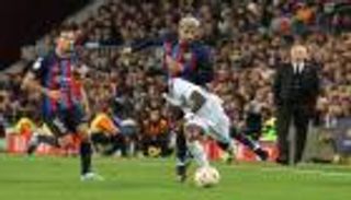 كلاسيكو ثلاثي الأبعاد.. صديق صلاح يدعم صراع برشلونة وريال مدريد