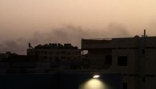 الدخان يتصاعد جراء القتال خلف مبانٍ في جنوب الخرطوم - فرانس برس