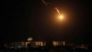 انفجار طائرة بدون طيار شوهد في السماء خلال غارة بطائرة مسيرة روسية في كييف 