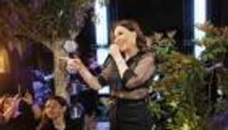 مجدي يعقوب يقبل يد إليسا في حفل "من القلب" (فيديو)