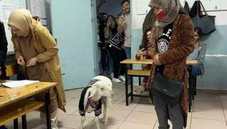 ناخبة تركية تصطحب