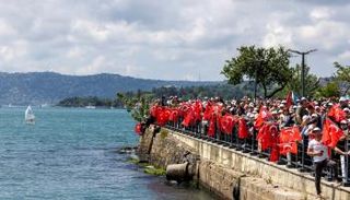 أنصار أردوغان يتجمعون احتفالا بفوزه