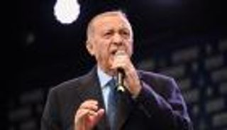 أردوغان يغني ويوجه رسالة لمنافسه