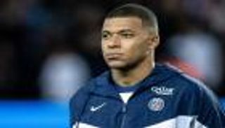 ظنه لاعبا آخر.. زميل مبابي يضع مراسلا في موقف محرج (فيديو)