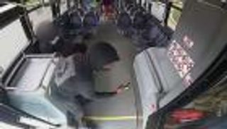 إطلاق نار بين سائق وراكب في حافلة.. فيديو للحادث المرعب