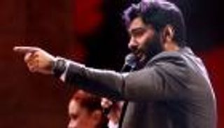 فيديو لتامر حسني يغنّي "في السماء"