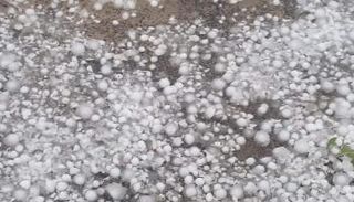 حبات البرد تكسو شوارع الأردن