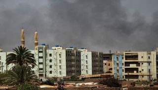 تصاعد الأدخنة جراء استمرار القتال في العاصمة الخرطوم - فرانس برس
