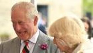 لعيون المناخ.. الملك تشارلز يبدأ بمسبح العائلة