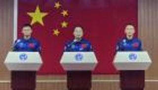 الصين ترسل أول رائد فضاء مدني إلى الفضاء