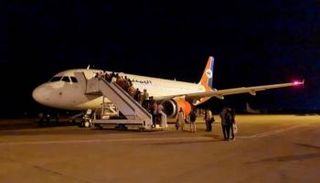 جانب من آخر دفعة من العالقين اليمنيين بالسودان 