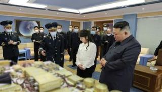 كيم وابنته يتفقدان أجزاء القمر الاصطناعي