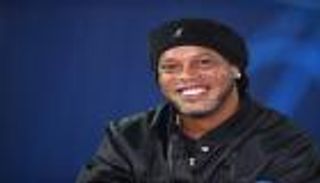 على خطى رونالدينيو.. أسطورة جديدة تنضم إلى "دوري الملوك"