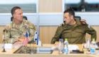 قائد عسكري أمريكي يختبر "القبضة الساحقة" في إسرائيل