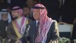 الملك عبدالله عن زفاف ولي العهد: الله أنعم علي بالحسين.. واليوم يكمل نصف دينه (فيديو)