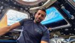 سلطان النيادي يظهر بقميص "ليس عاديا" من الفضاء (صورة)