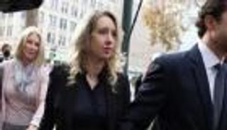 إليزابيث هولمز.. أصغر مليارديرة في العالم خلف القضبان