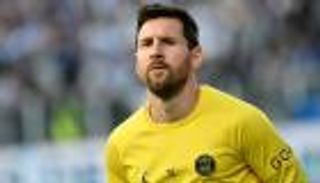 بقميص جديد.. ميسي يصدم برشلونة والهلال السعودي (صور)