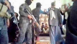 جانب من اقتحام مليشيات الحوثي للاجتماع السنوي للطائفة البهائية