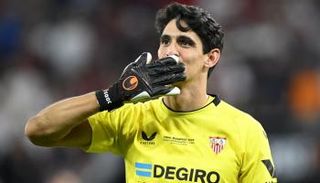 ياسين بونو حارس إشبيلية بطل الدوري الأوروبي