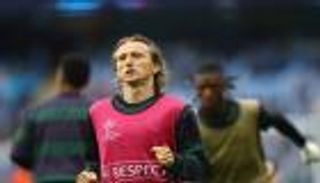 حُسم الأمر.. مودريتش يرفض طعن ريال مدريد على طريقة بنزيما